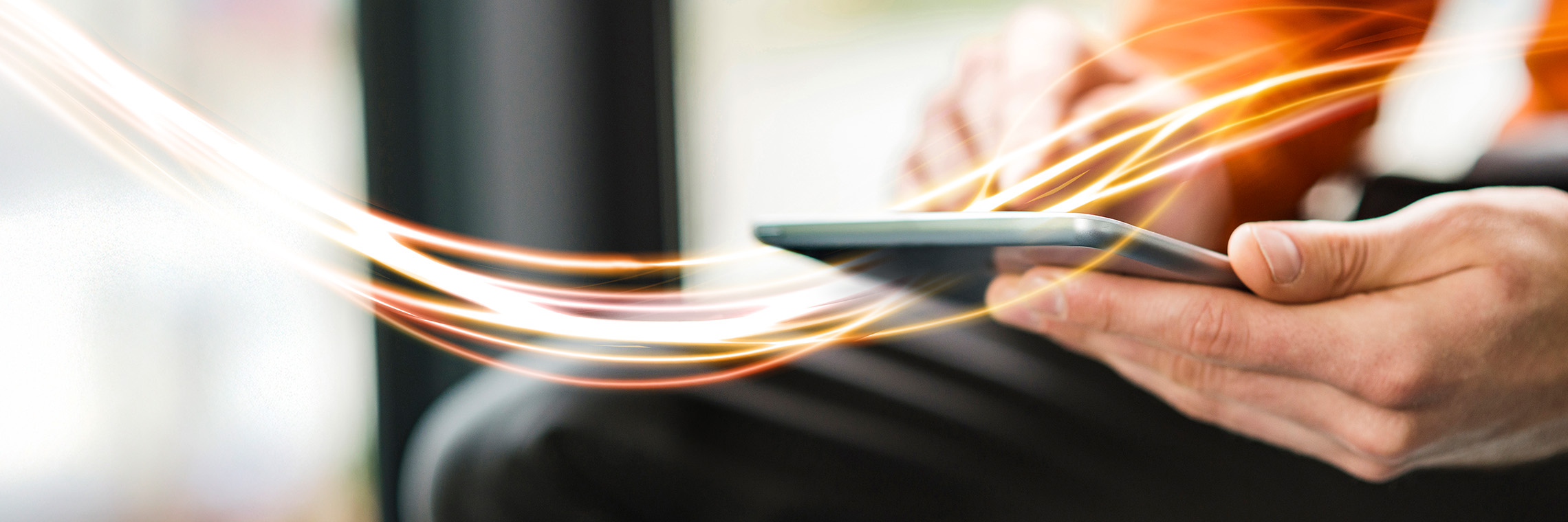 Headerbild Hände tippen auf Laptop